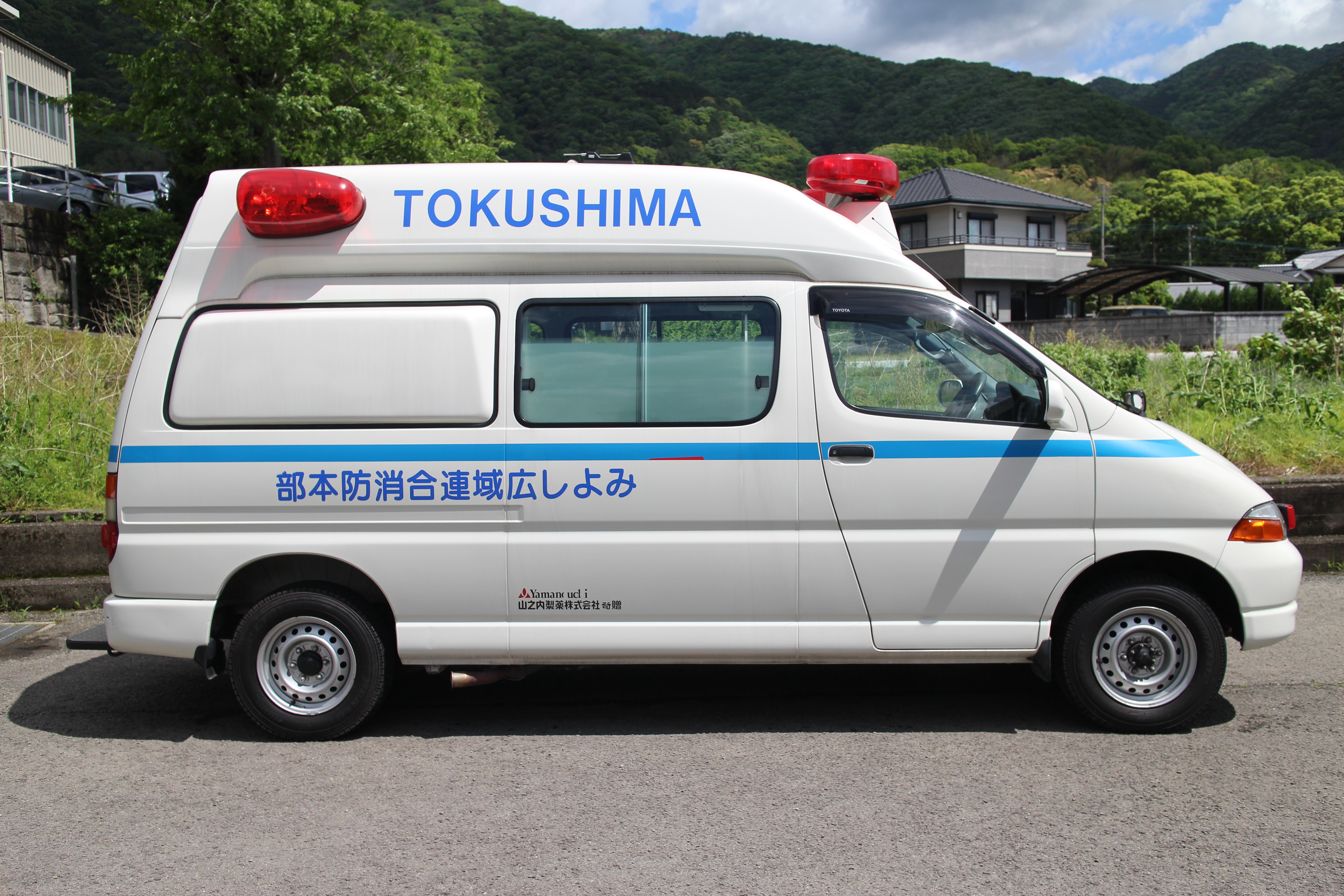 資機材運搬車右.JPG