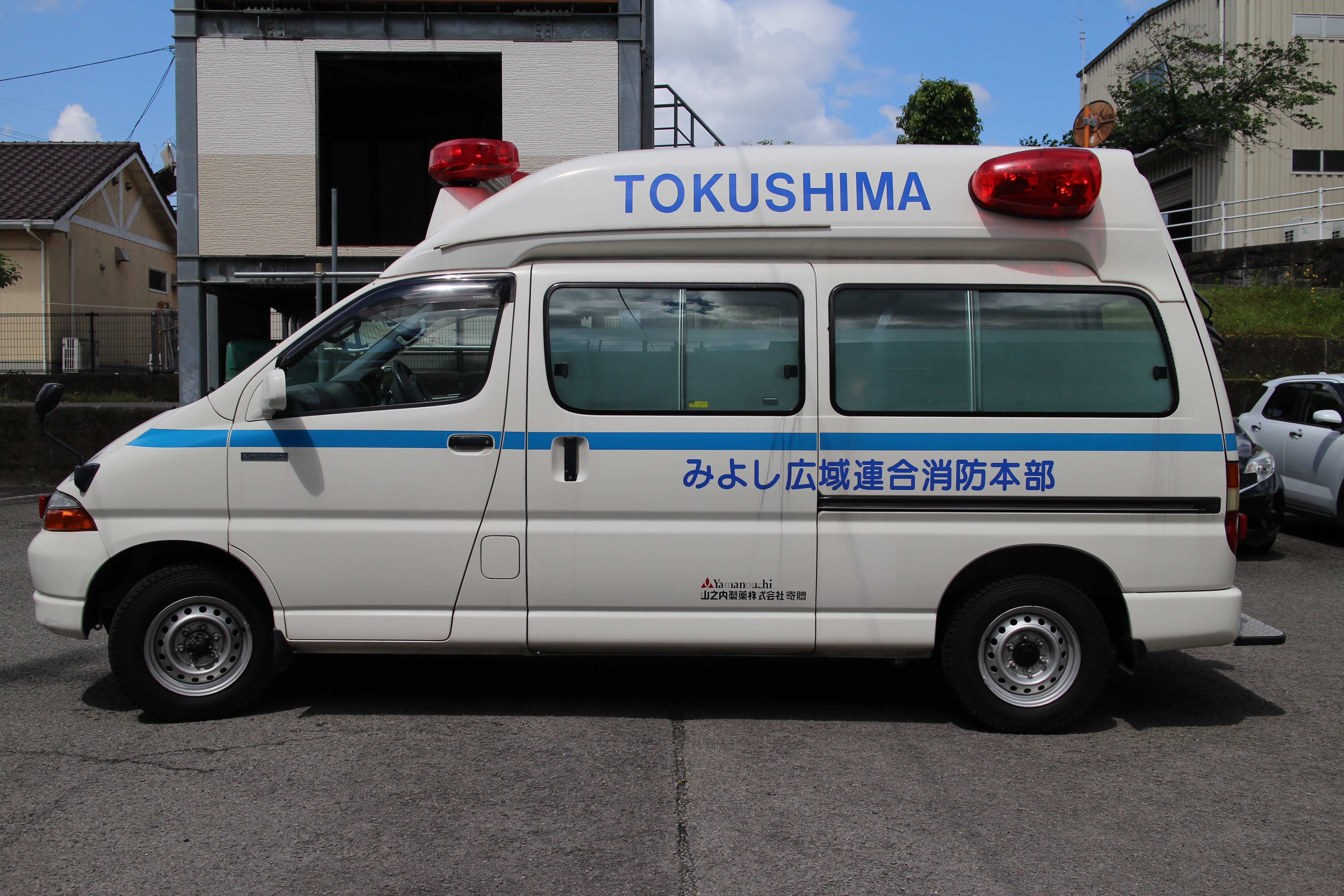 資機材運搬車左.JPG