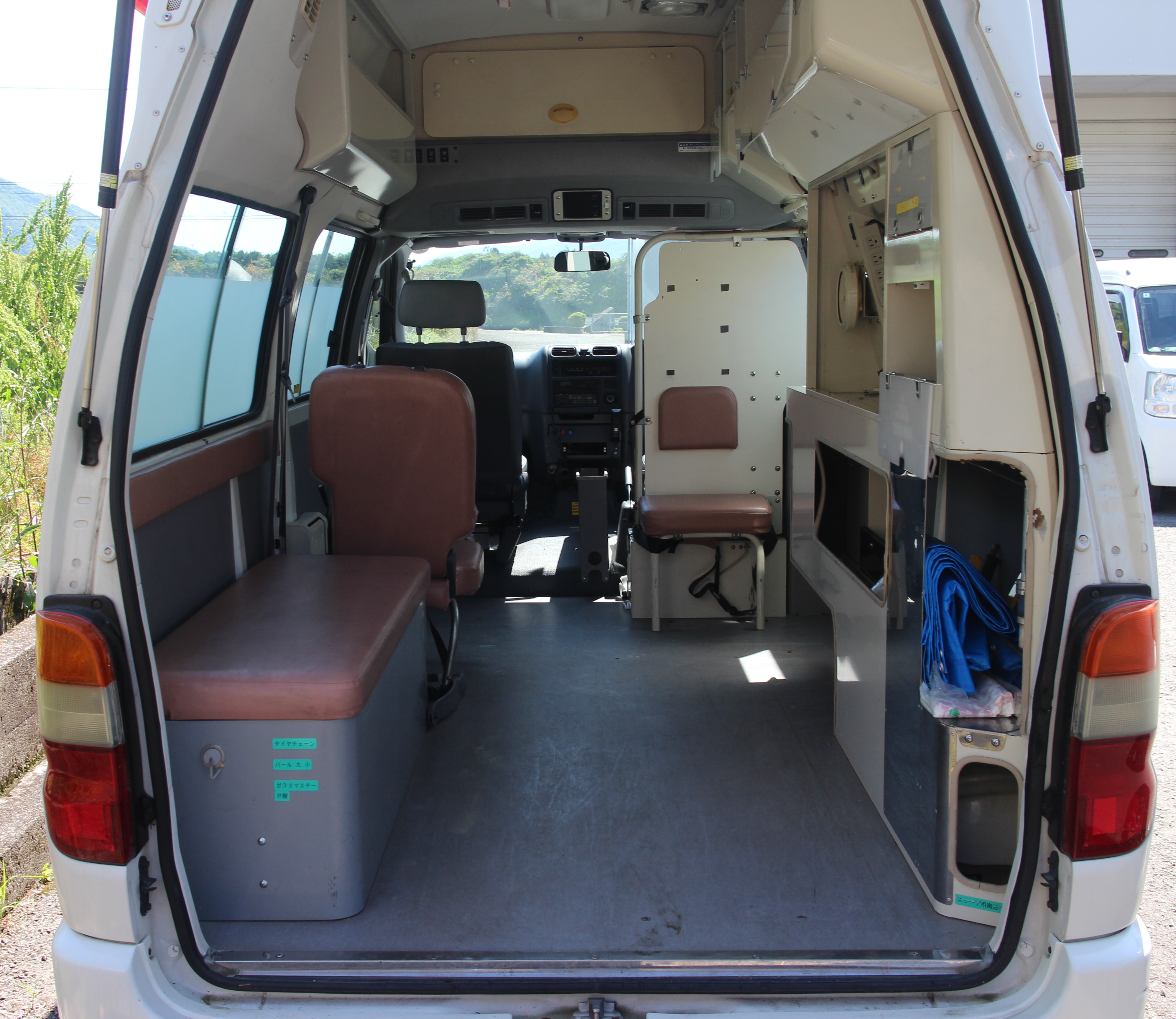 資機材運搬車内部.jpg